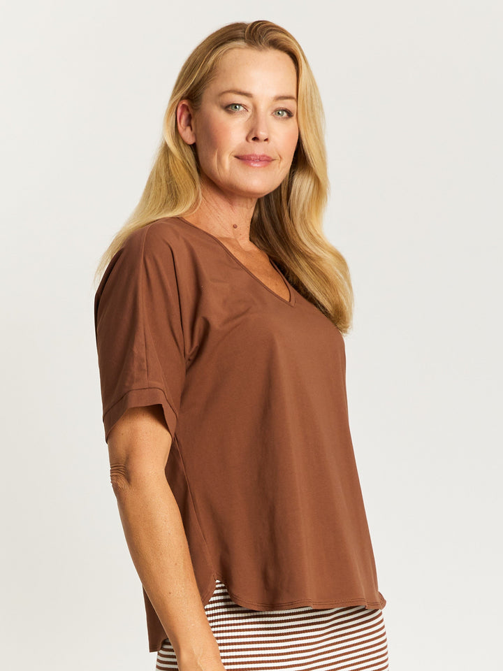 Cordelia St Relaxed Cotton Summer V Tee in Mahogany, view 3