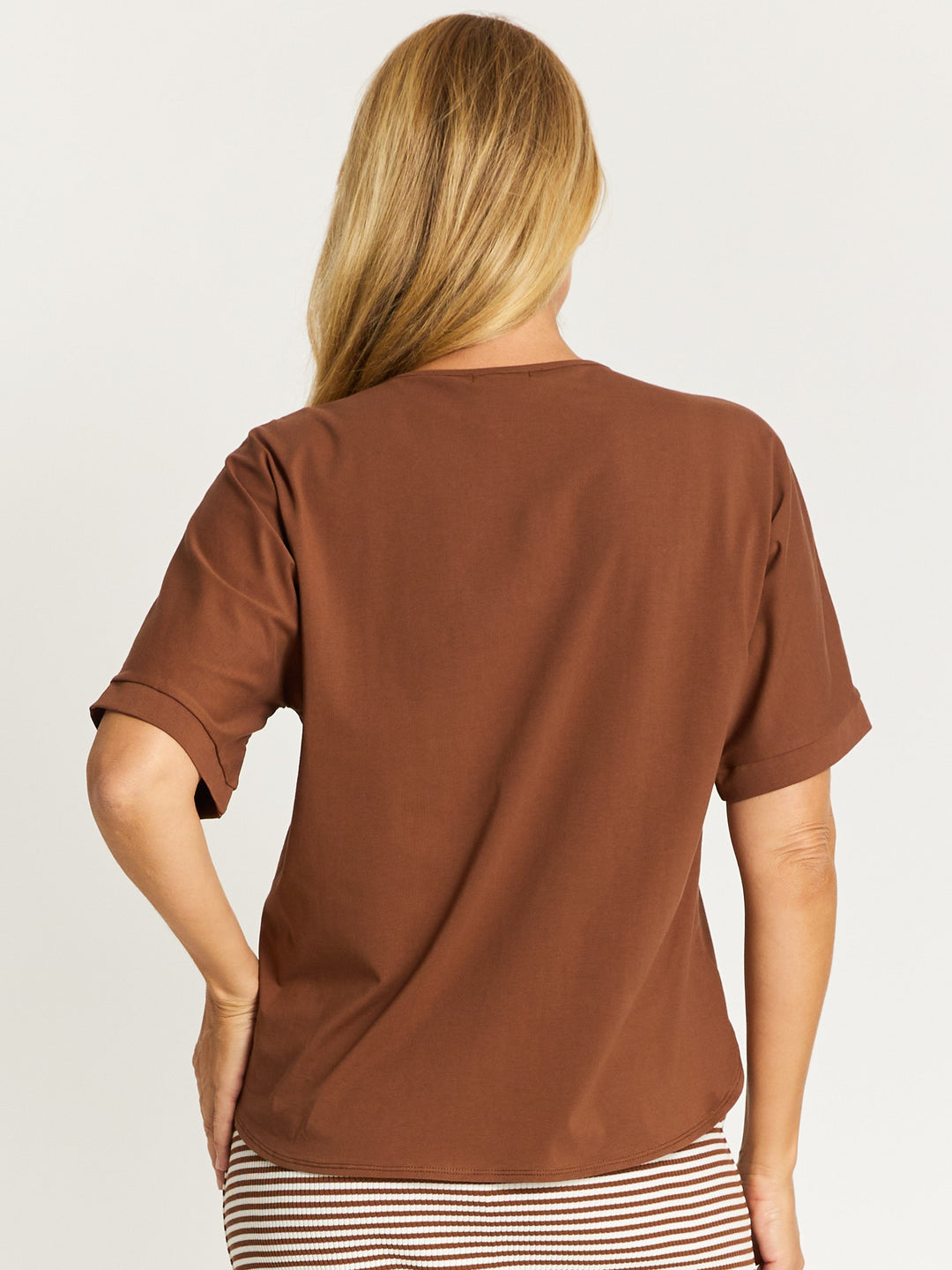 Cordelia St Relaxed Cotton Summer V Tee in Mahogany, view 4