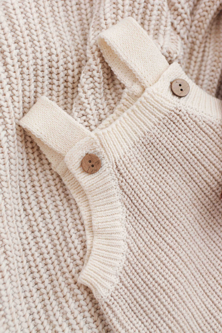 Close view of the Oat chunky knit and button strap