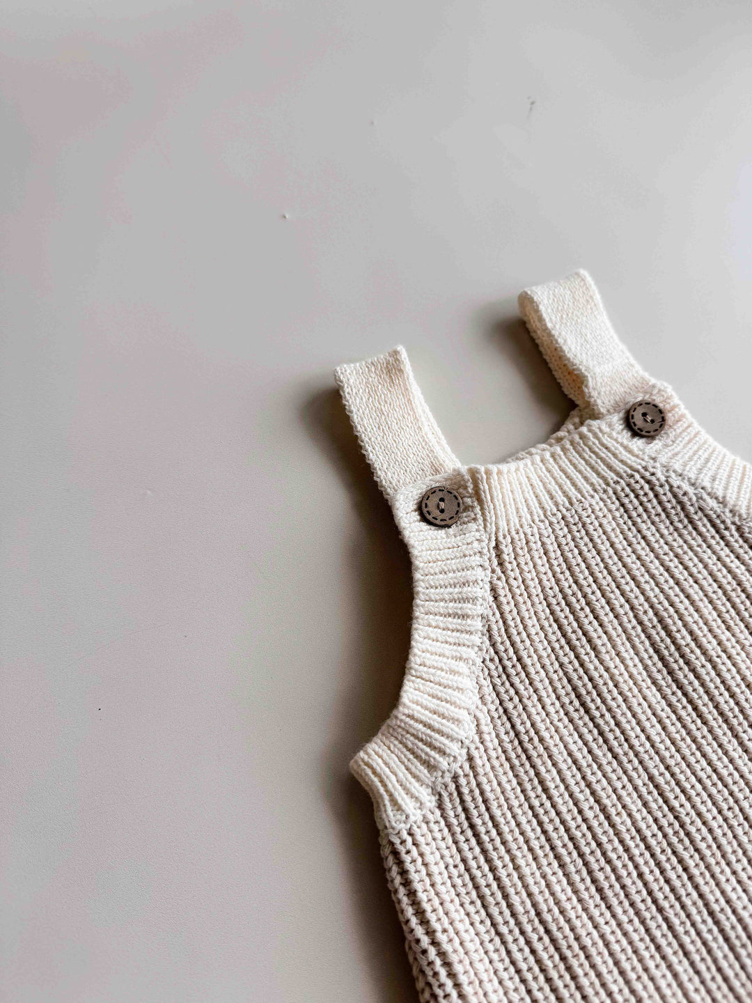 Close view of the Oat chunky knit straps and buttons