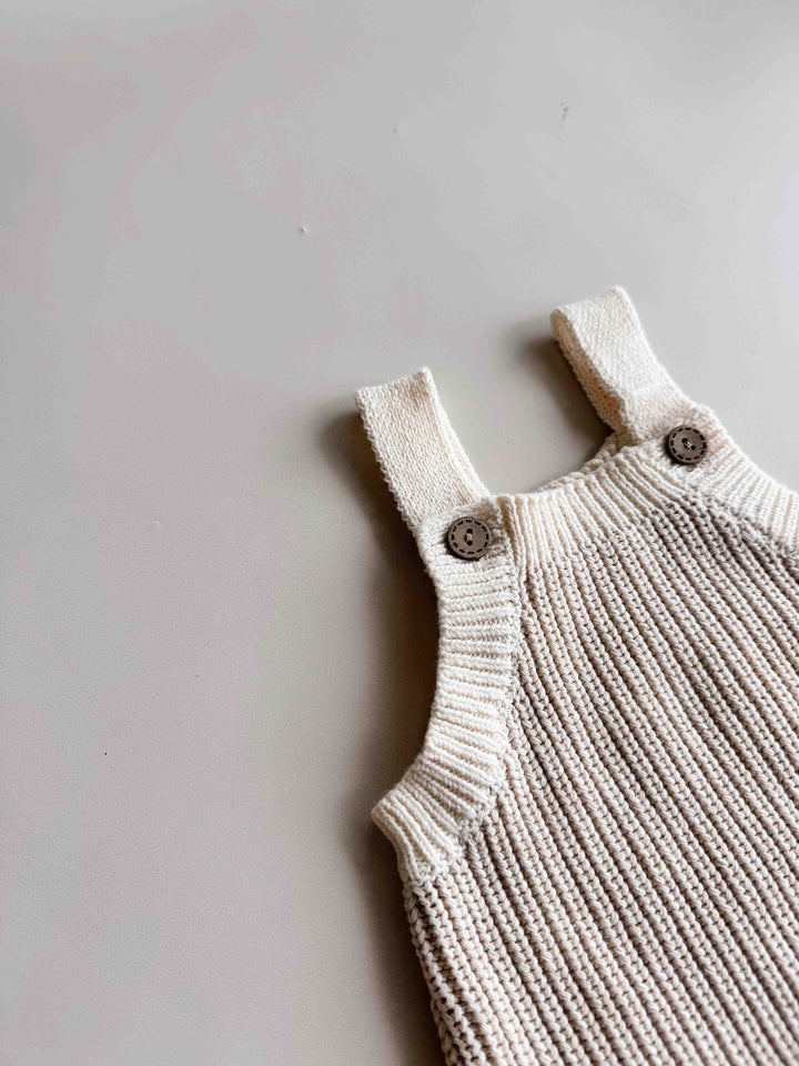 Close view of the Oat chunky knit straps and buttons
